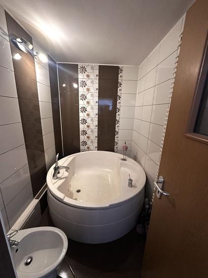 Apartament cu 4 camere decomandat în Central