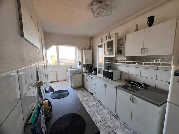 Apartament cu 3 camere decomandat în Calea București