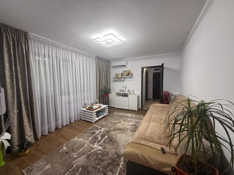 Apartament cu 3 camere semidecomandat în Central