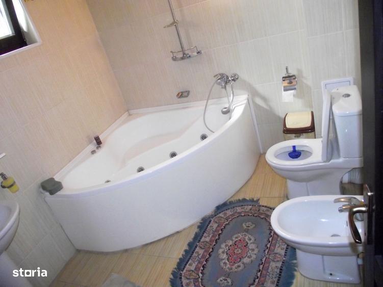 Casă cu 6 camere cu Teren 60000 Mp în Corbi