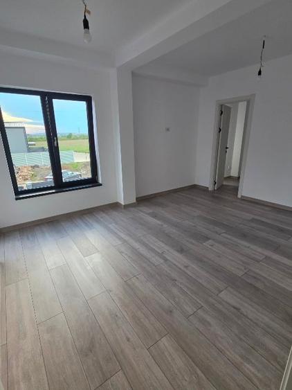 Casă individuală cu 4 camere cu Garaj în Holboca