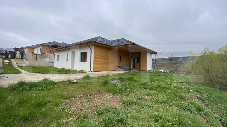 Casă individuală cu 4 camere cu Garaj în Corușu