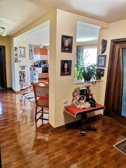 Apartament cu 4 camere decomandat în Central