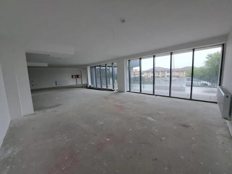 Spațiu comercial, de 296 mp, în Florești
