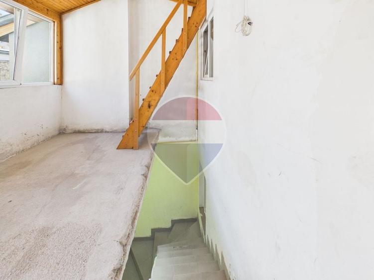 Casă cu 8 camere cu Teren 174 Mp în Nerva Traian