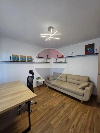 Apartament cu 3 camere semidecomandat în Podu Roș