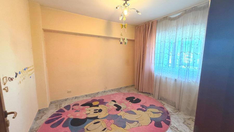 Apartament cu 4 camere decomandat în P-ța Muncii
