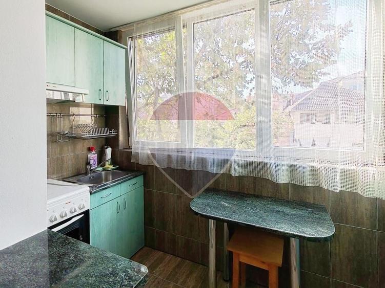 Apartament cu 3 camere semidecomandat, mobilat în Rogerius