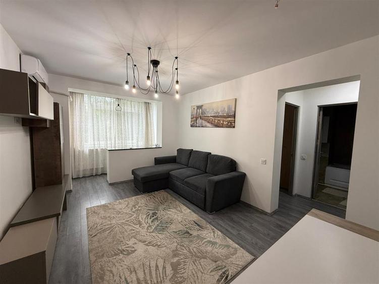 Apartament cu 3 camere semidecomandat în Podu Roș
