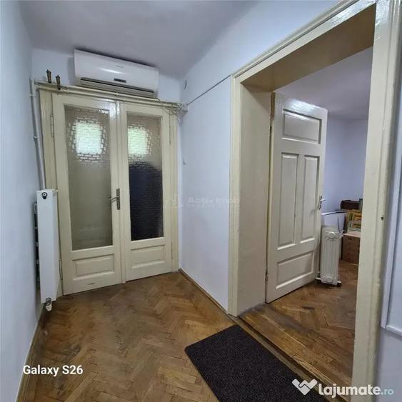 Apartament cu 3 camere semidecomandat în Armeneasca