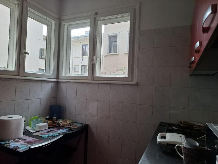 Apartament cu 5 camere semidecomandat în Capitale