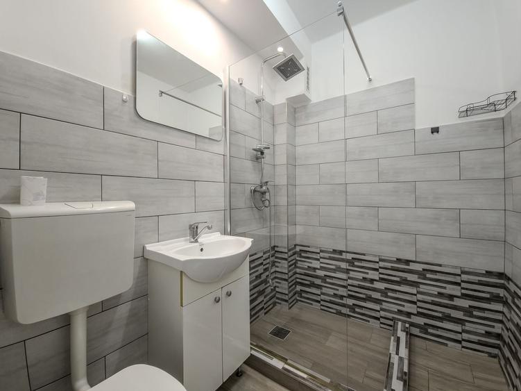 Apartament cu 3 camere decomandat, mobilat în Central