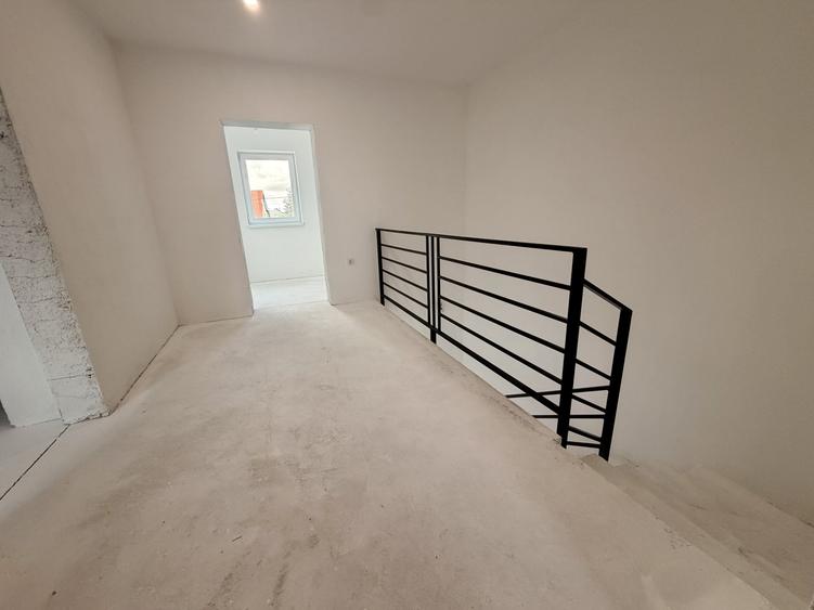 Duplex cu 4 camere cu Canalizare în Giarmata