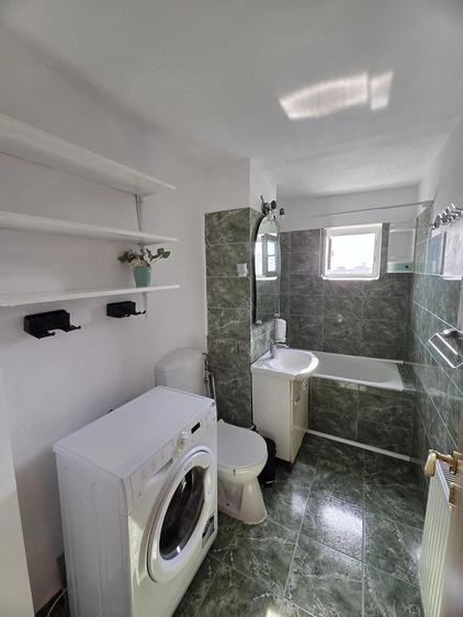Apartament cu 3 camere decomandat în Micro 5