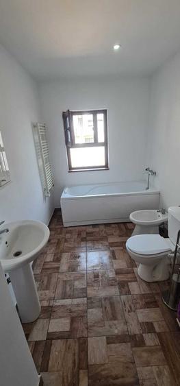 Apartament cu 3 camere decomandat în Valea Adâncă