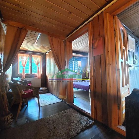 Casă cu 8 camere cu Teren 1050 Mp în Lepșa