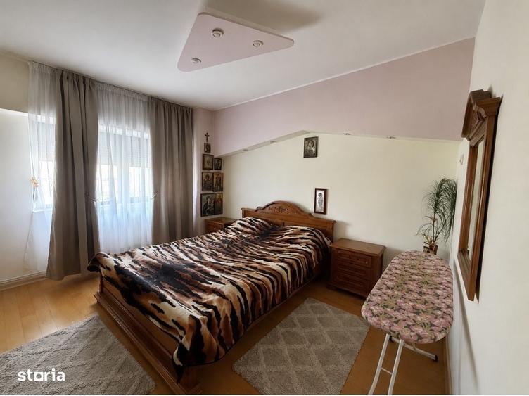 Apartament cu 4 camere decomandat în Est