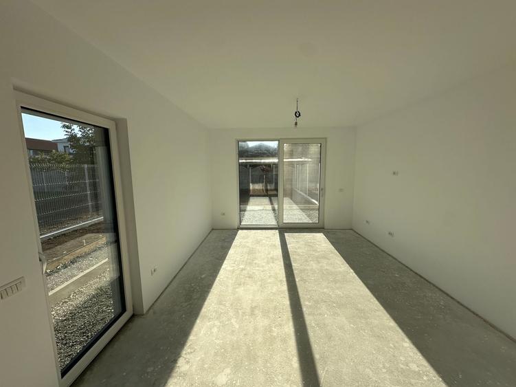 Duplex cu 5 camere cu Canalizare în Nord