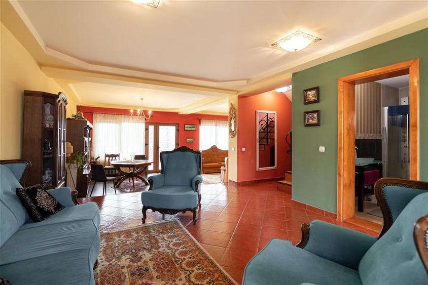 Casă individuală cu 6 camere cu Teren 478 Mp în Iosia