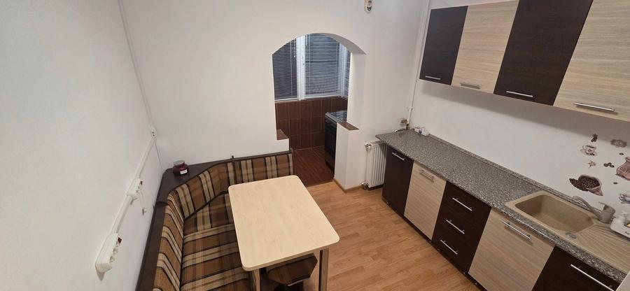 Apartament cu 3 camere semidecomandat, mobilat în Aradului