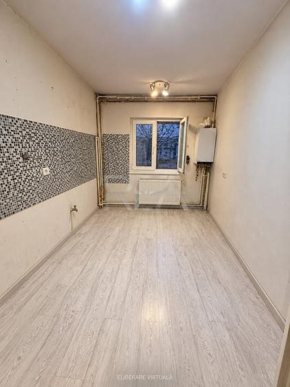 Apartament cu 3 camere decomandat în Apusului