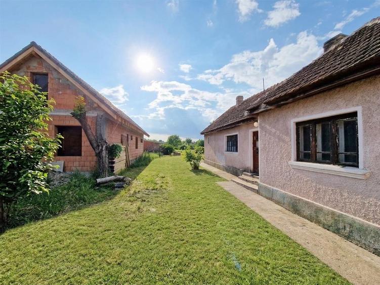 Casă cu 3 camere cu Teren 1940 Mp în Biharia