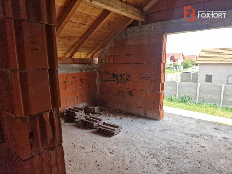 Casă cu 6 camere cu Teren 656 Mp în Izvin