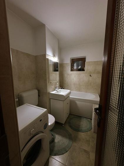 Apartament cu 3 camere decomandat în Girocului