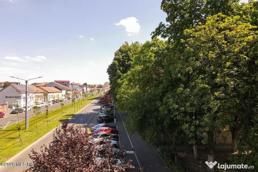 Apartament cu 4 camere semidecomandat în Cetății