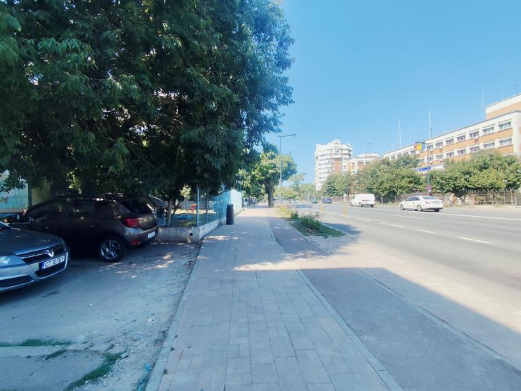 Apartament cu 4 camere decomandat în Far