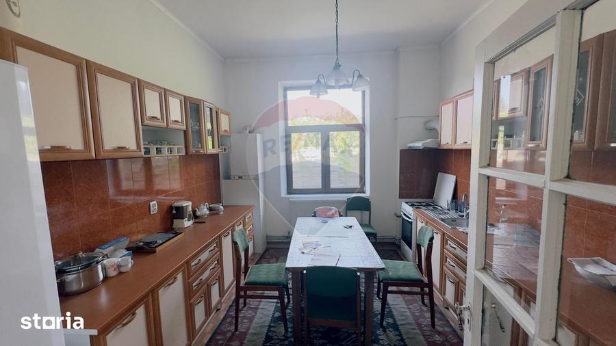 Casă cu 6 camere cu Teren 3300 Mp în Central