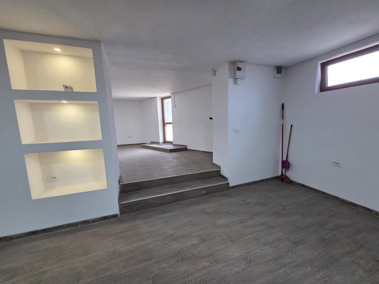 Casă cu 8 camere cu Teren 316 Mp în Central