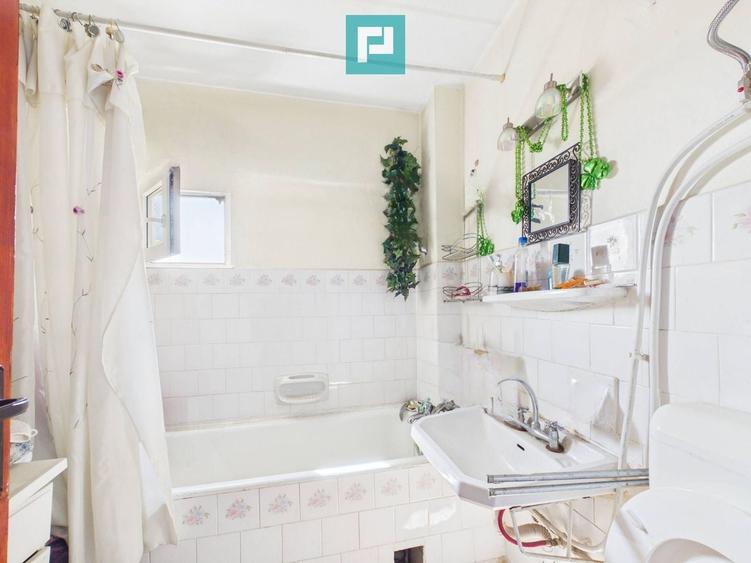 Apartament cu 3 camere semidecomandat, mobilat în Central