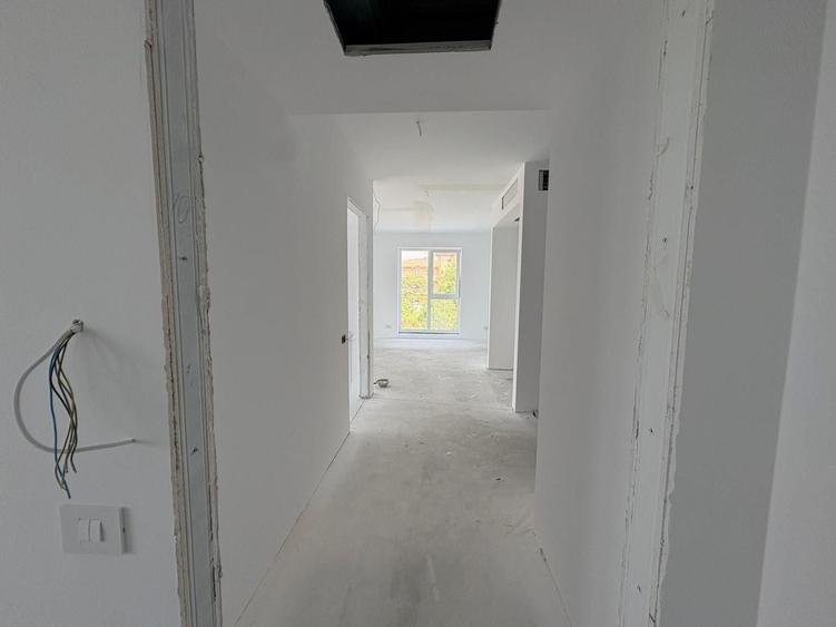 Apartament cu 3 camere semidecomandat în Vest
