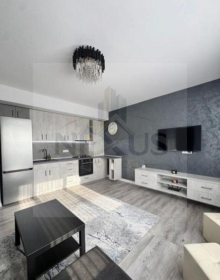 Apartament cu 3 camere semidecomandat, mobilat în Sud