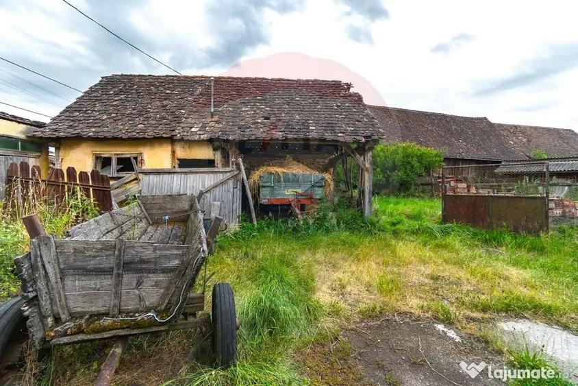 Casă cu 7 camere cu Teren 1044 Mp în Jibert