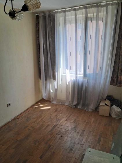 Apartament cu 3 camere semidecomandat în Radu Negru