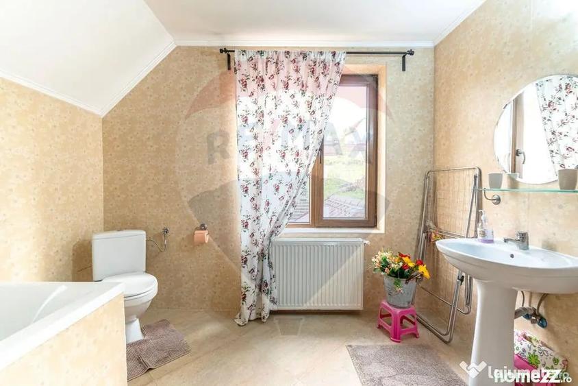 Casă cu 4 camere cu Teren 1053 Mp în Fundata
