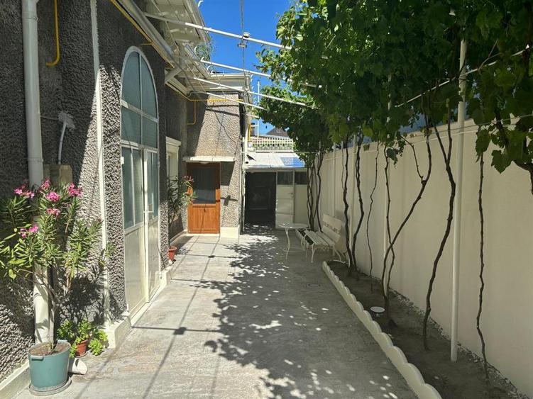 Casă cu 5 camere cu Teren 250 Mp în Central