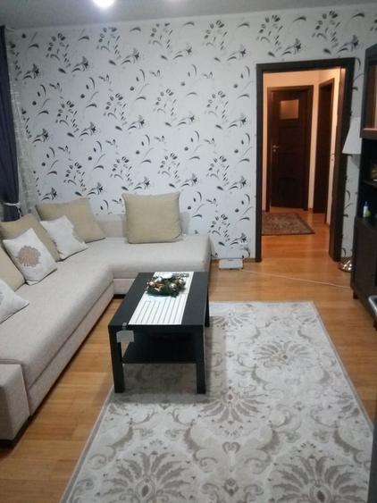 Apartament cu 3 camere semidecomandat în Teiul Doamnei