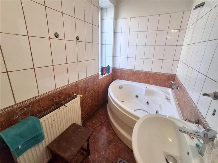 Casă individuală cu 8 camere cu Teren 1250 Mp în Cristian