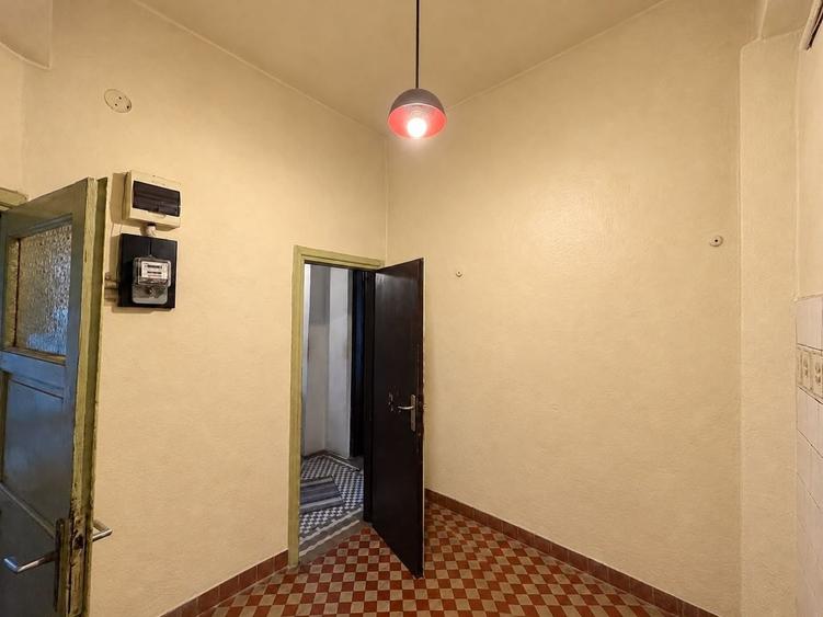 Apartament cu 4 camere circular, mobilat în Calea Victoriei
