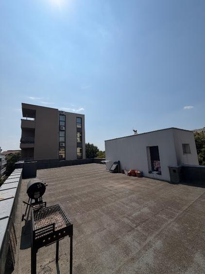 Apartament cu 5 camere nedecomandat în Herăstrău