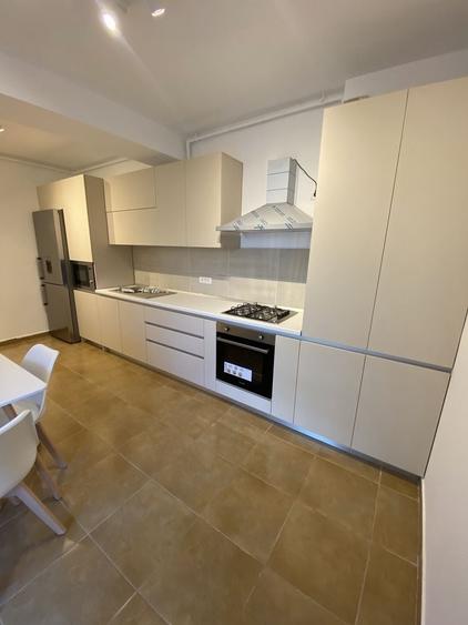Apartament cu 3 camere decomandat, mobilat în Central
