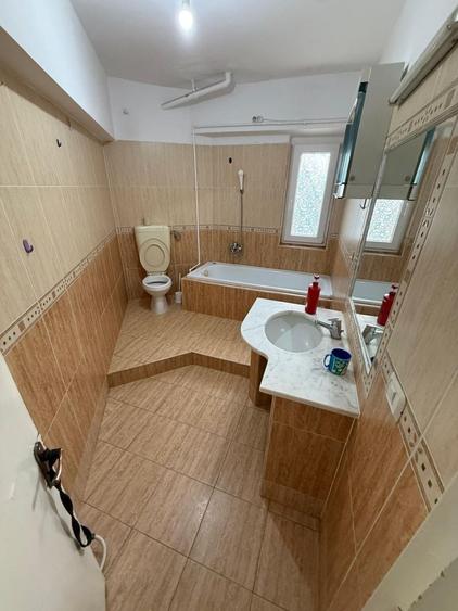 Apartament cu 4 camere decomandat în Soarelui