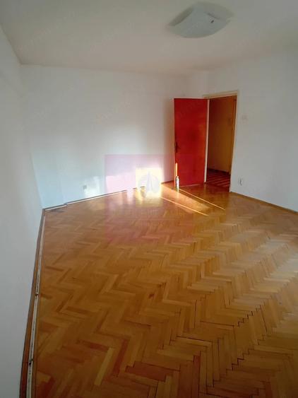 Apartament cu 4 camere decomandat în Libertății