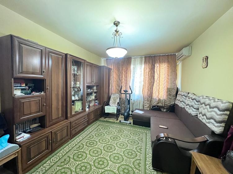 Apartament cu 3 camere în Tei