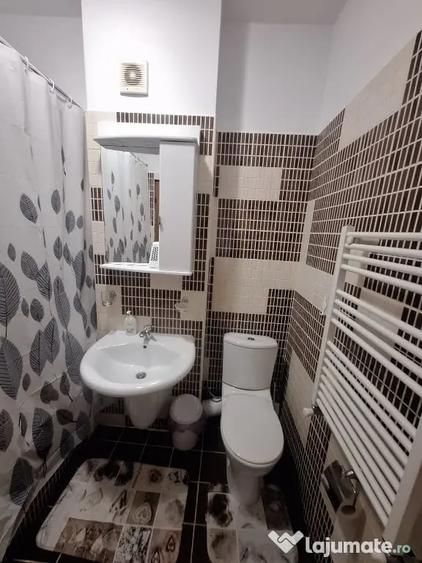 Apartament cu 3 camere semidecomandat în Central