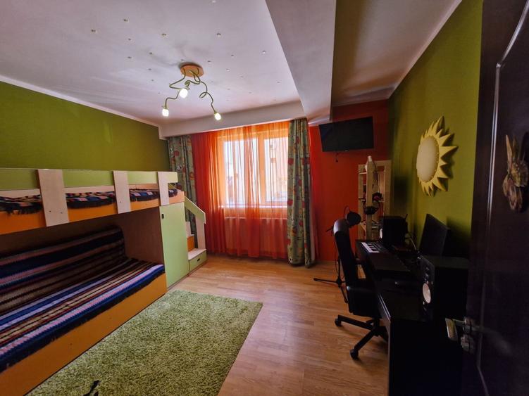 Apartament cu 3 camere în Drumul Taberei