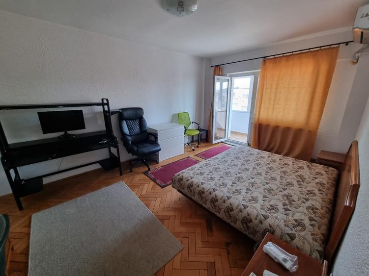 Apartament cu 3 camere decomandat în Cetate